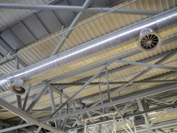 Melhorando o ar em seu galpão: Um guia sobre exaustores